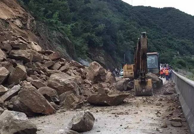 汉中持续降雨,泥石流滑坡塌方.