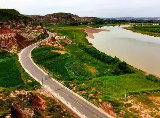 沿黄观光路榆林段,左手峡谷,右手黄河,沿途风景