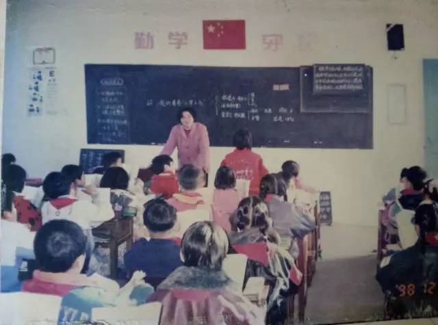 上面这张照片是90年代的教学场景.