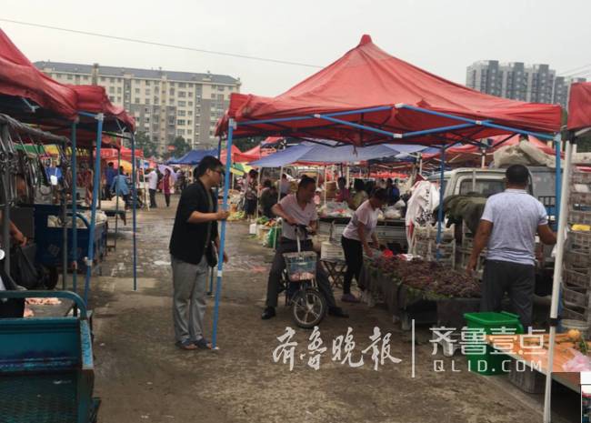 今天雨中聊城湖西农贸市场里发生的一幕让人深思