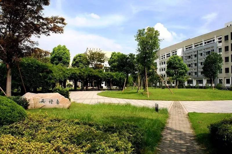 出了名的"壕"校 虽然是工商类大学,但比浪漫却丝毫不逊色,它毗邻西子