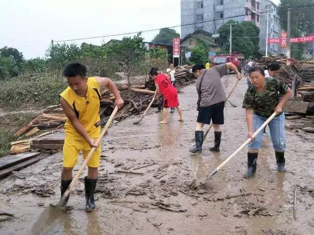 困难的地方,飘扬在广大人民群众心中"的指示,冲锋在前,涌现出了谢开翰