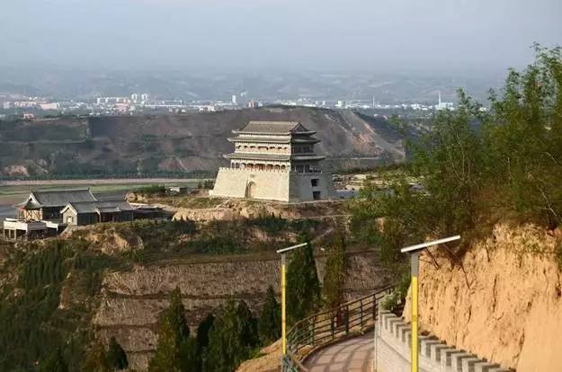 潼关古城潼关古城位于秦,晋,豫三省交界,黄,渭,洛三河交汇之处,秦东镇