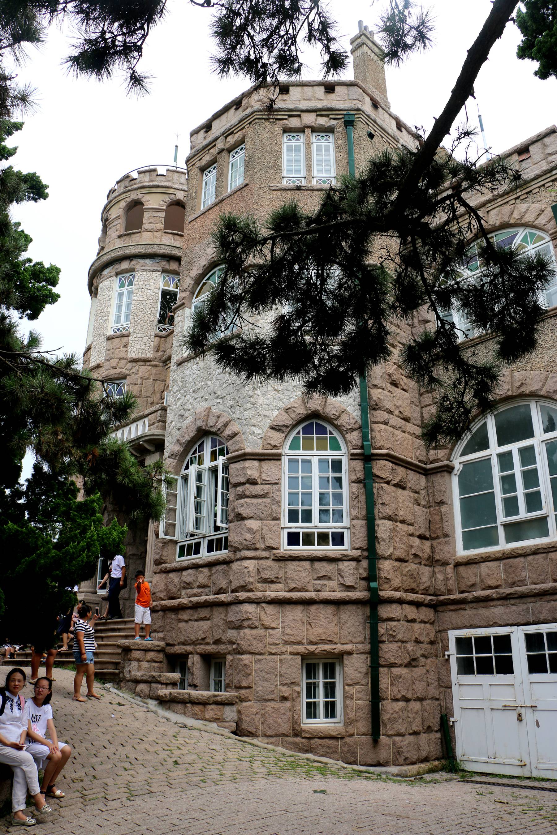 青岛八大关,世界建筑做背景;拍照分享后,朋友以为在国外