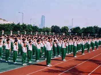 11 广州市育才中学 白色 x 绿色  听说绿校裤和红操场更配哦