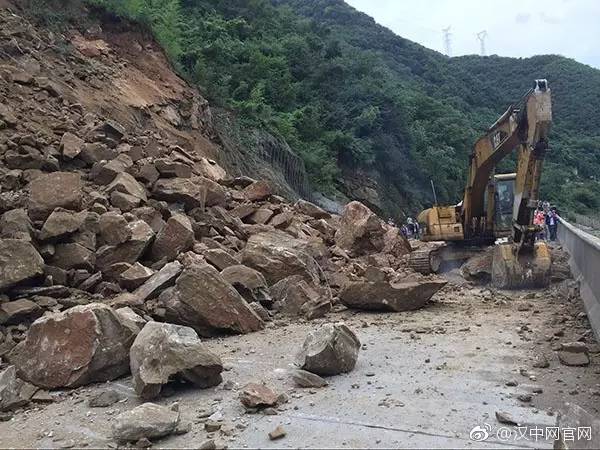 汉中持续降雨,泥石流滑坡塌方.