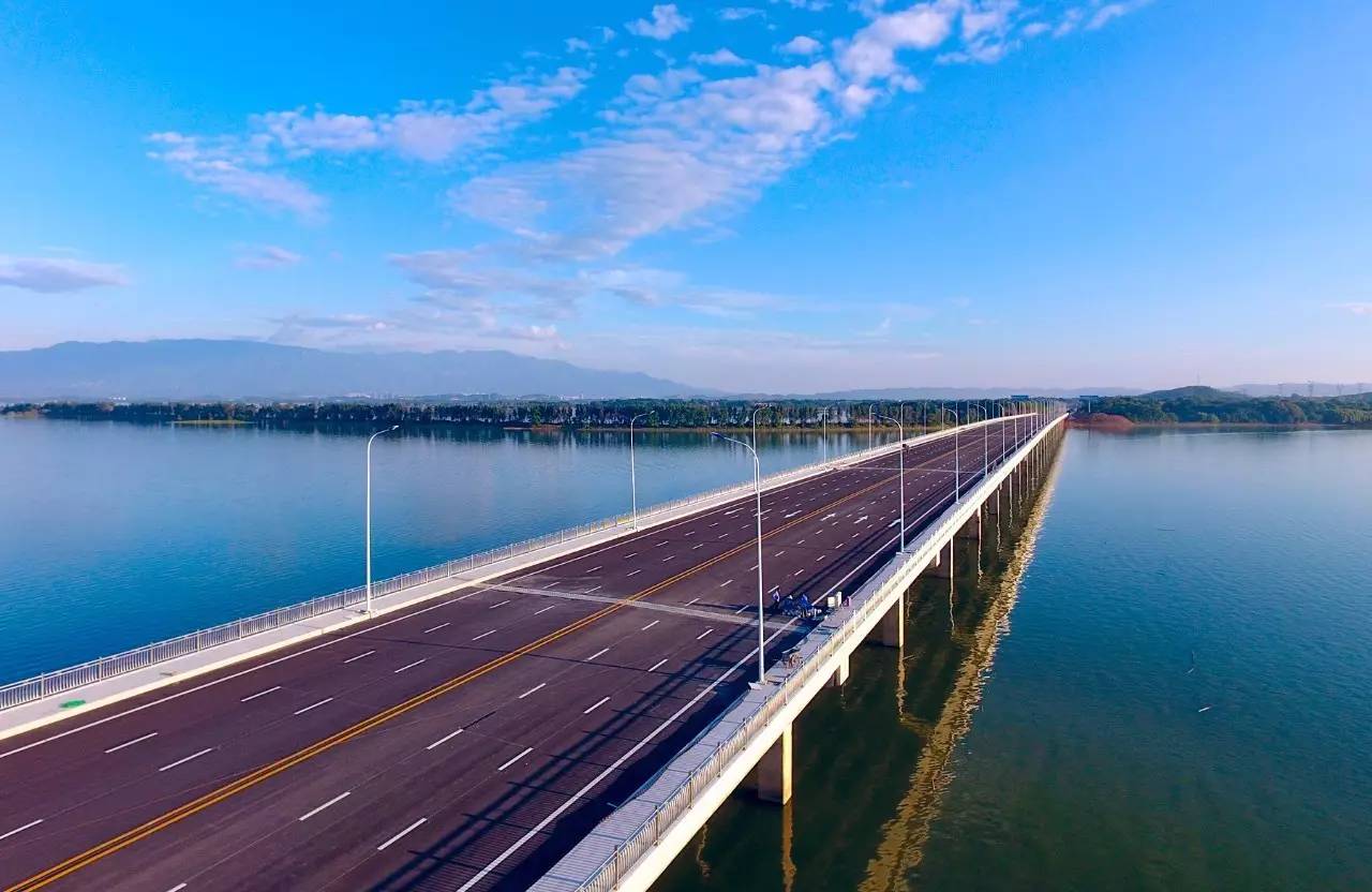 (杨风胜摄) 赛城湖跨湖大桥简介