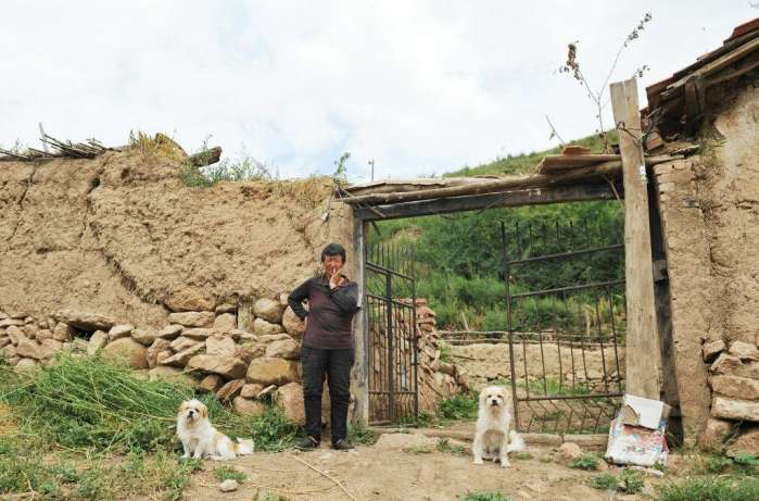 内蒙景区边有个小村庄 村民住泥房子 靠养牲口作伴!