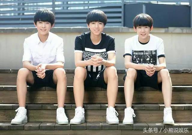 tfboys易烊千玺坐出租车中间 惹粉丝一片怒骂