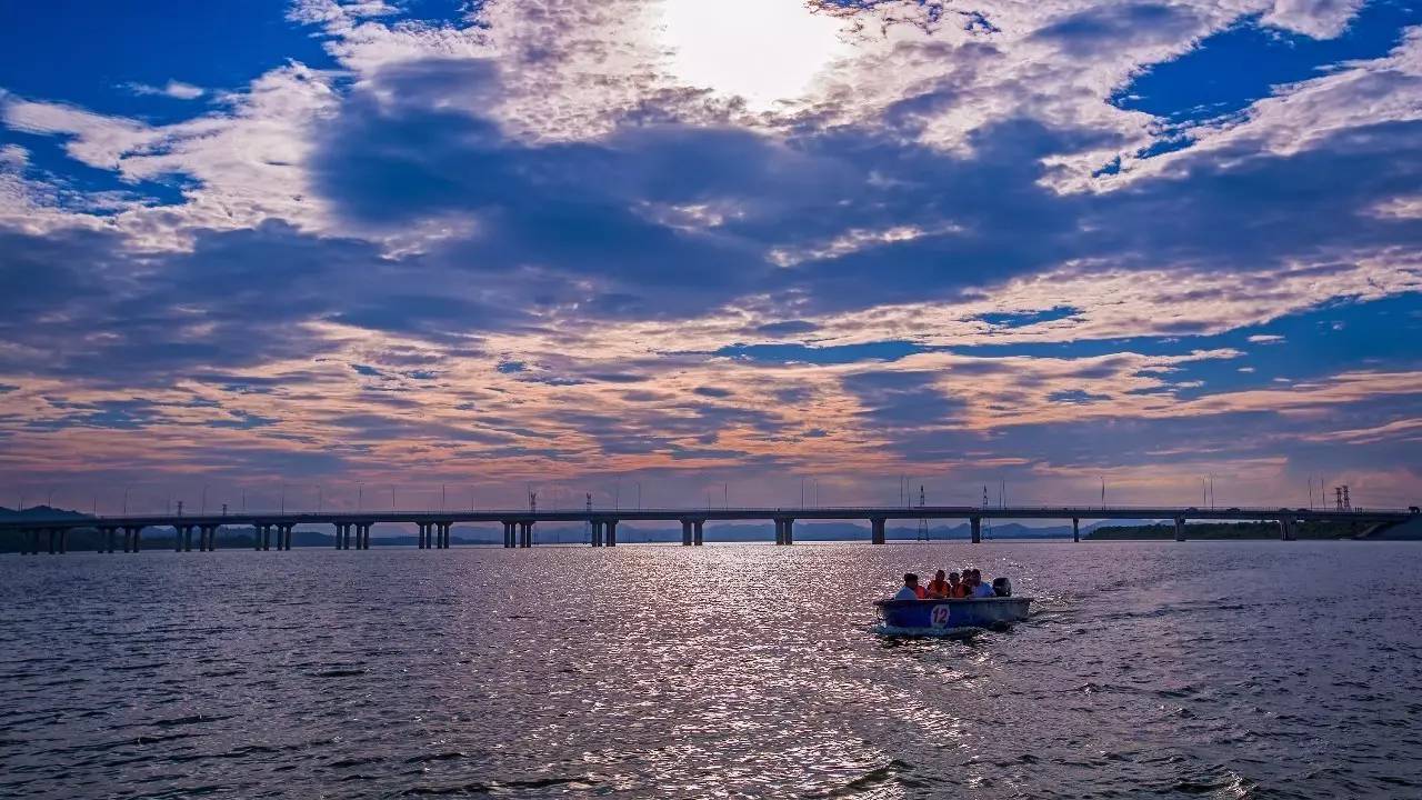 大桥北接城西港区,南通城门乡,是连接九码快线与九江县的主干桥梁.