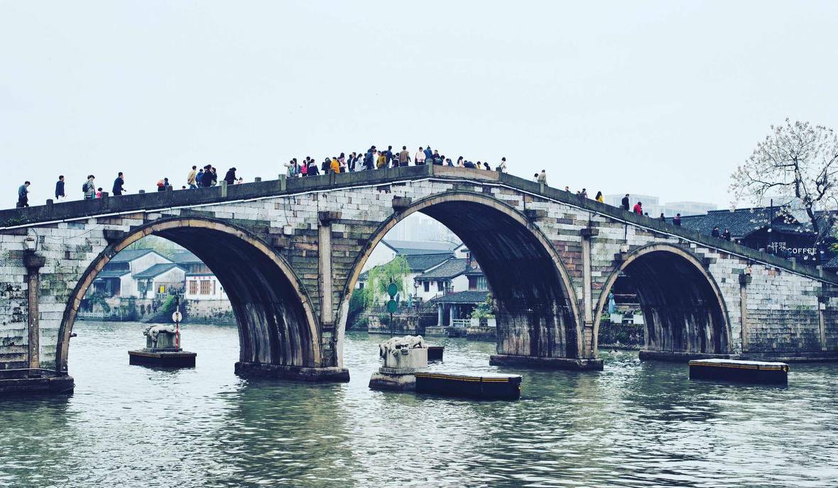绿柳垂垂,如果说你在车水马龙的杭州找不到江南的感觉,那么来拱宸桥就