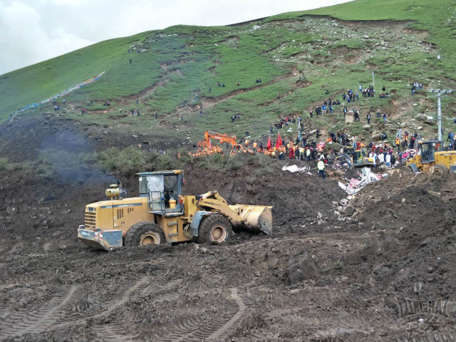 青海玛沁山体滑坡救援过程全纪录 致7人遇难 2人送医救治