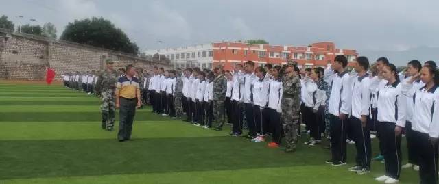 在激昂的检阅进行曲中,开远四中校长高明坤在阅兵总指挥李从雨的陪同