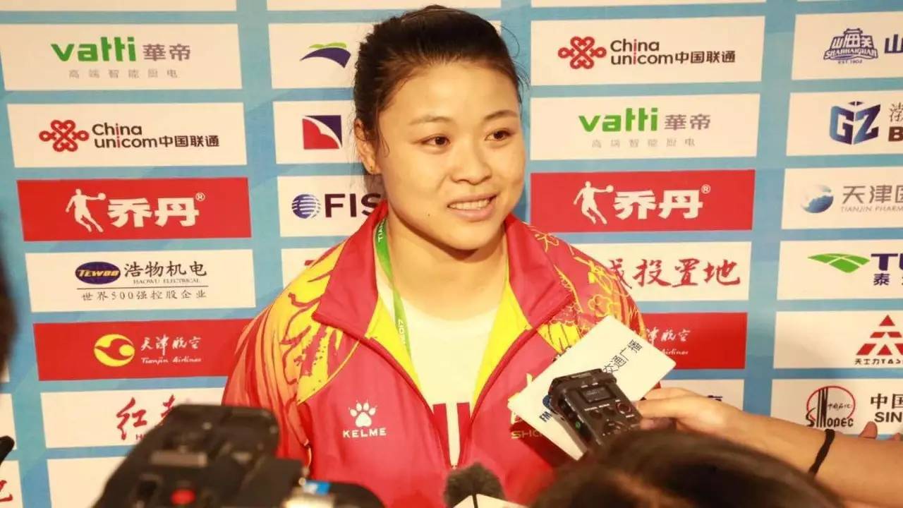 陈桂明在全运会女子58公斤级举重比赛中摘铜