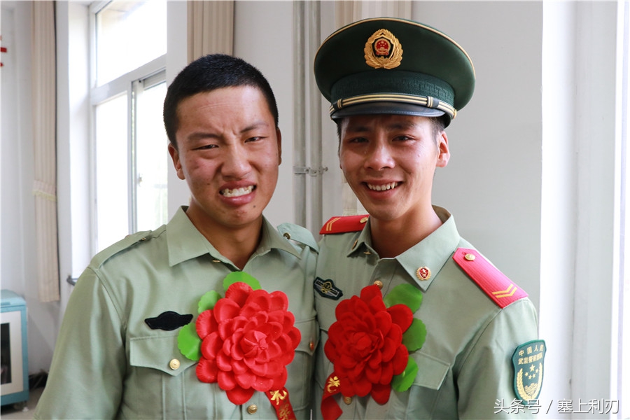 8月31日,武警宁夏总队石嘴山支队即将退役的上等兵卸下帽徽,军衔