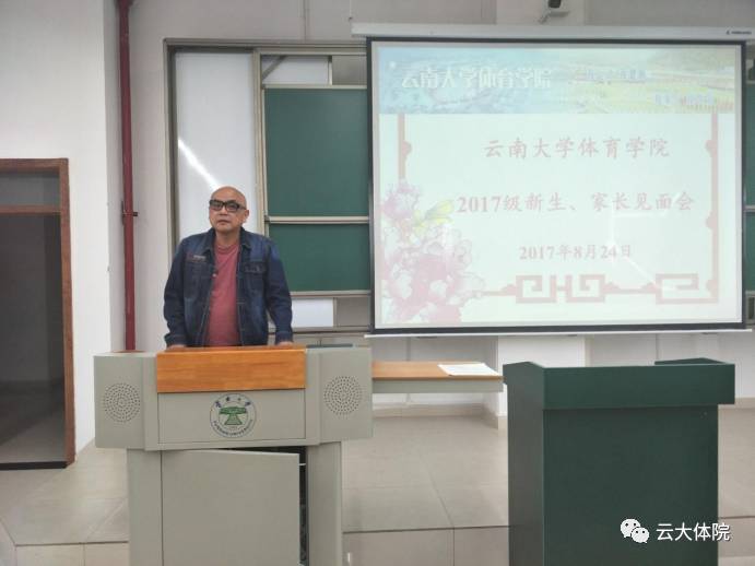 云南大学体育学院在楠苑摆点迎接新生,分别在南门,西门,北门,楠苑停车