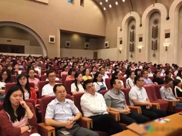 参会人员陆续走进人民大会堂会前,塞罕坝林场先进事迹报告团成员与