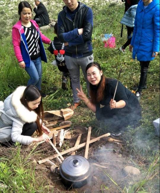 正在生火做饭的妈妈们