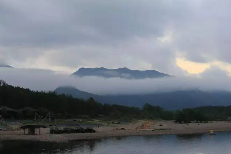 楠溪江晨雾竹筏漂流狮子岩位于大楠溪景区,是岩头镇下日川村前潭中的