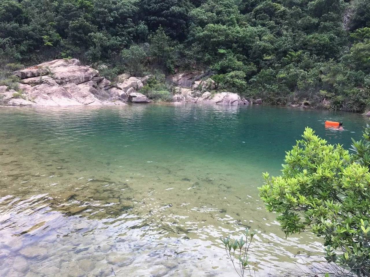 水清见底 跟在游泳池不是一个概念的 不泡过水的夏天是不完整的 既然