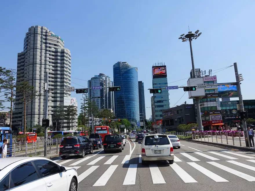 相同的场景,朝鲜和韩国的生活各有什么特色?(