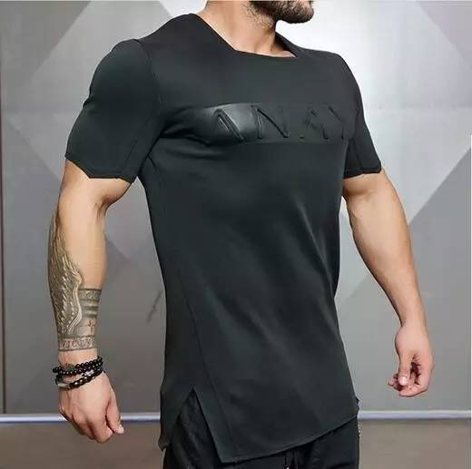 窄肩带的工字型设计,肌肉男穿上更显强壮的身材:完美的胸肌,宽厚的