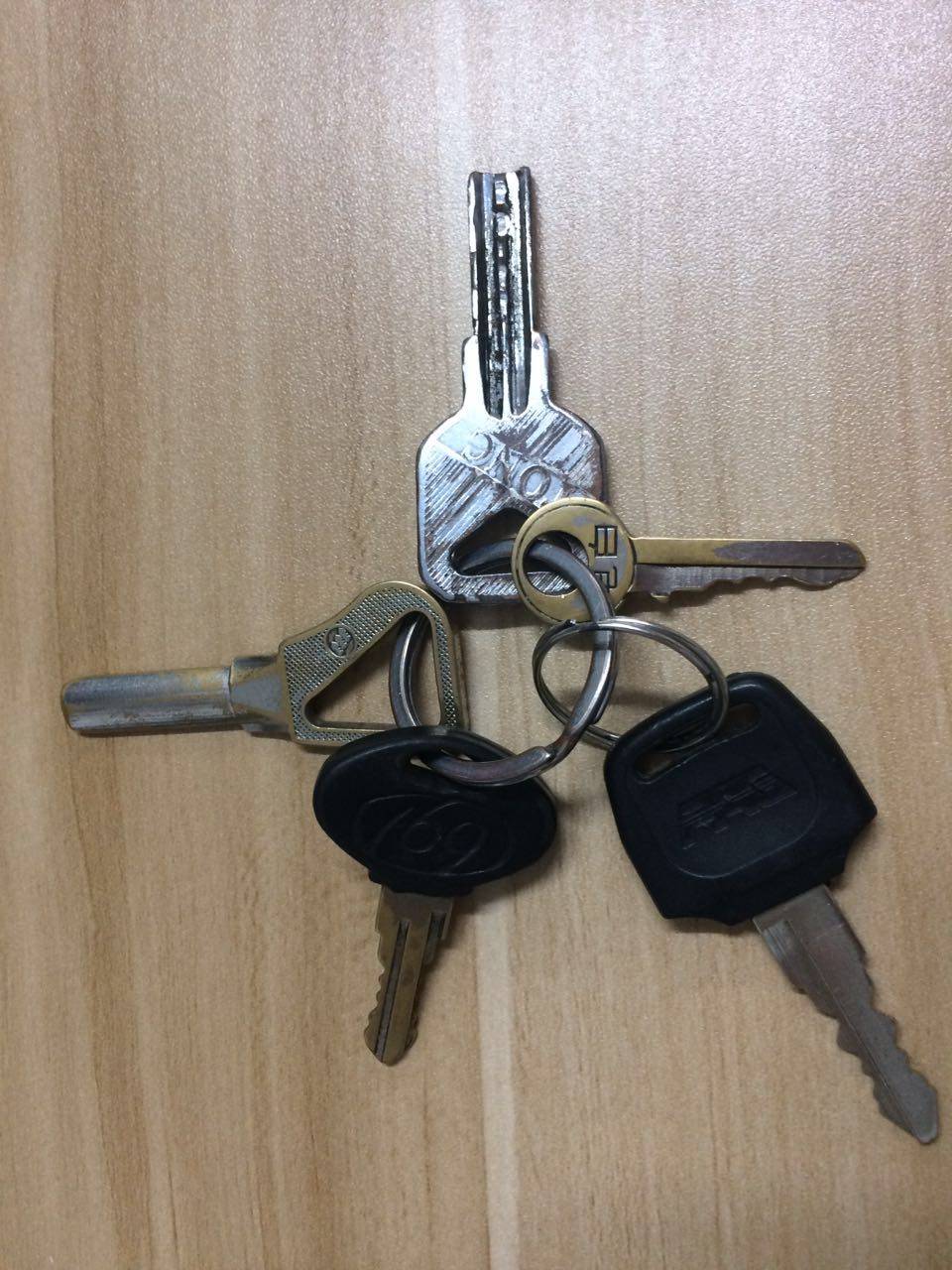 小编昨天下班的时候,路过骏景苑,发现了一串钥匙,便把他捡起来了,所以