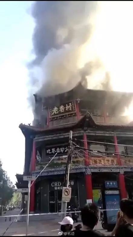 太原柳巷一家老店着火了,火光冲天浓烟蹿出几层楼高