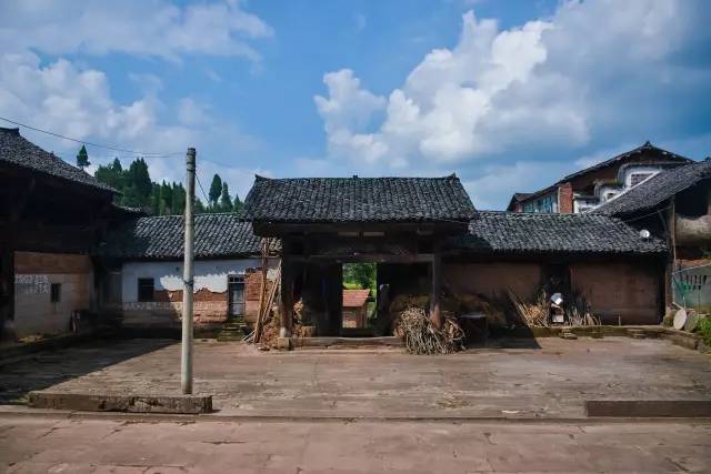 忠县这栋老宅里居然挖出过大量宝藏更神秘的是