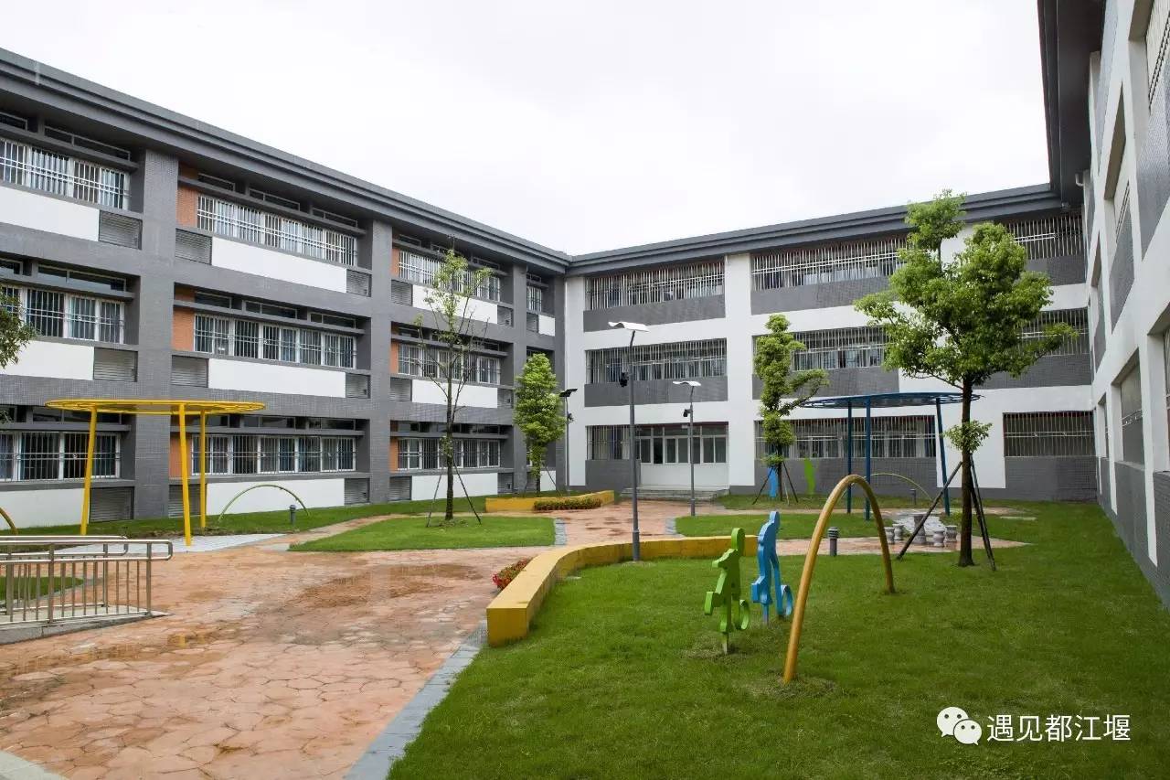 都江堰新学校:龙江路小学集团万达校区开学啦!