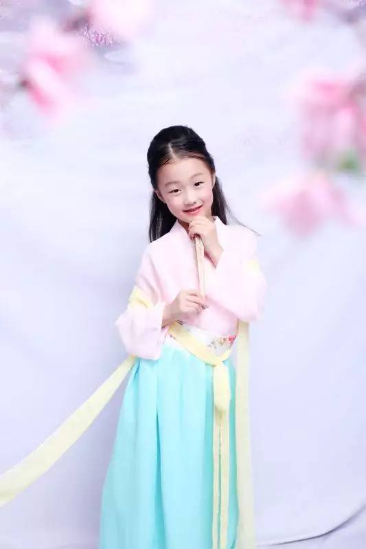 张恩溪 饰演 美美哒星海艺树小学员张恩溪,岳冠呈,肖孟蕊,魏梓羽参与