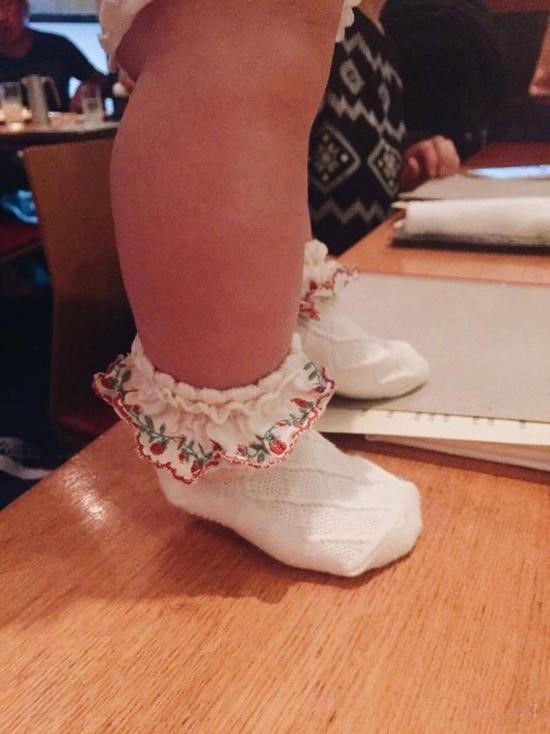 陈冠希晒女儿小腿和脚丫,穿蕾丝小袜子软萌可爱