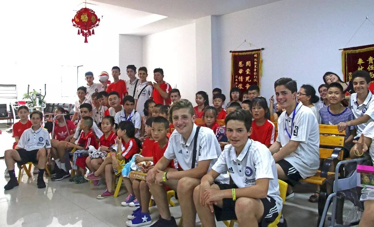球队到达沈阳市儿童福利院后参观了福利院院史,随后,他们将事先准备