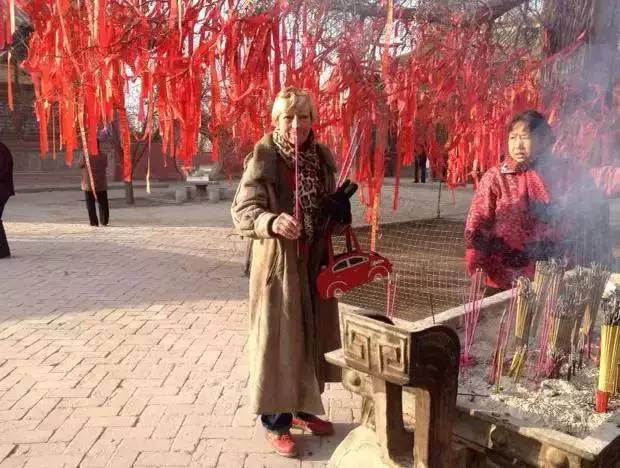 78岁的老奶奶开着老爷车环游世界，结果来到中国后……