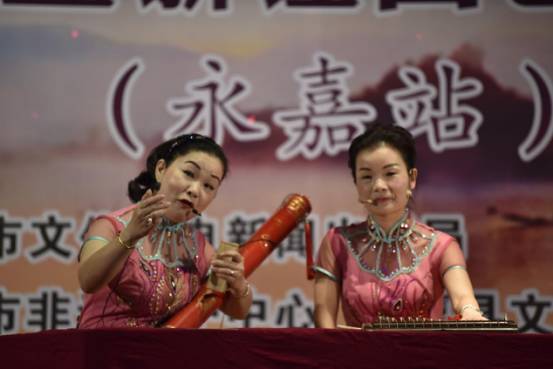 温州莲花(表演者:钱雷雷,敖方敏) 温州鼓词 左手执曲板,右手持鼓