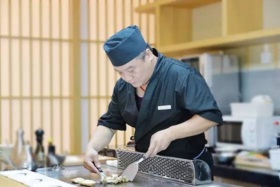 副厨师长西川丰治先生来自日本大阪,从事料理制作已经25年,擅长制作