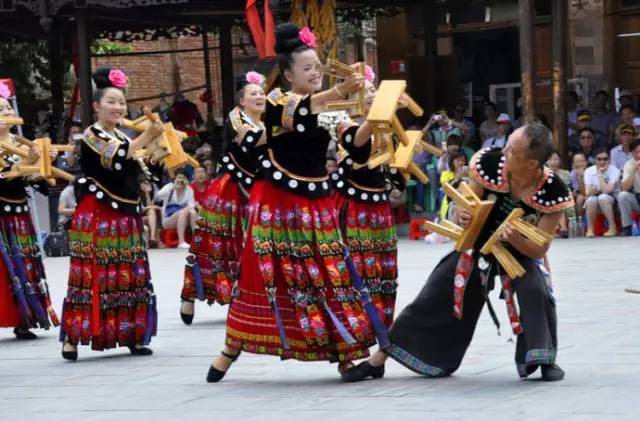 苗族板凳舞是苗族妇女酒后即兴表演的一种舞蹈,主要流行于黔东南州的
