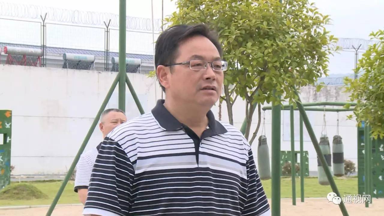 胡中雄慰问驻军退伍老兵