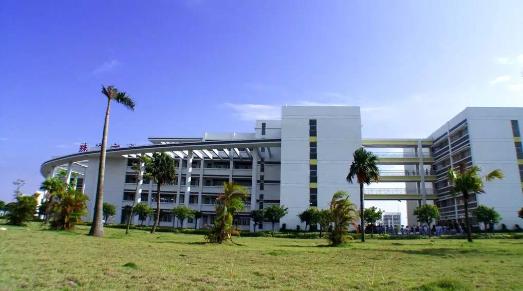 珠海市实验中学创办于2000年,学校分为初,高中部,初中部坐落在风景