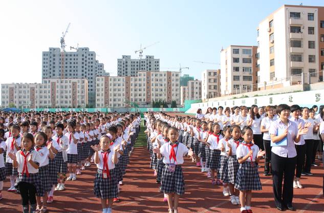 9月1日是荣成市中小学秋季新学期开学的第一天,荣成市领导周承凯,田永