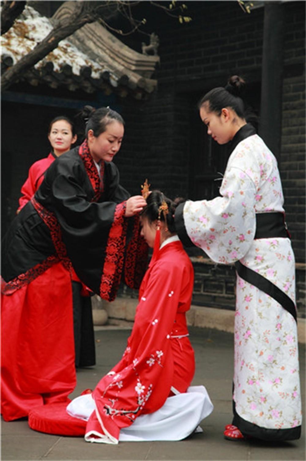 "笄礼前三日戒宾,前一日宿宾笄礼由母亲担任主人如果年已十五,即使没