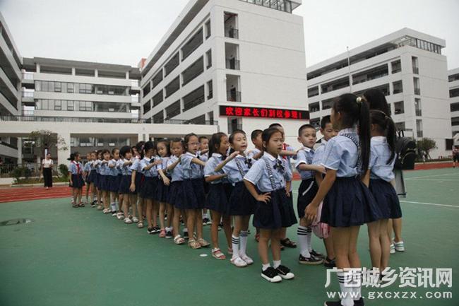 柳州市胜利小学组织家长学生参观新校园