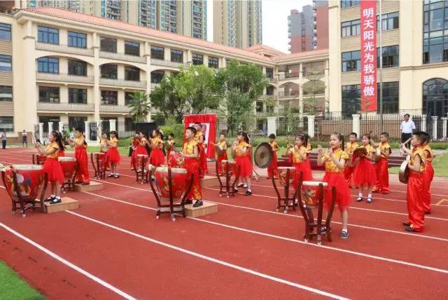 潮州市湘桥区阳光实验学校开学日张扬起旗帜再出发happyschool