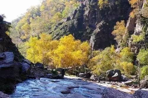 《天天3.15旅游曝光台》——两名驴友被困土右旗九峰山