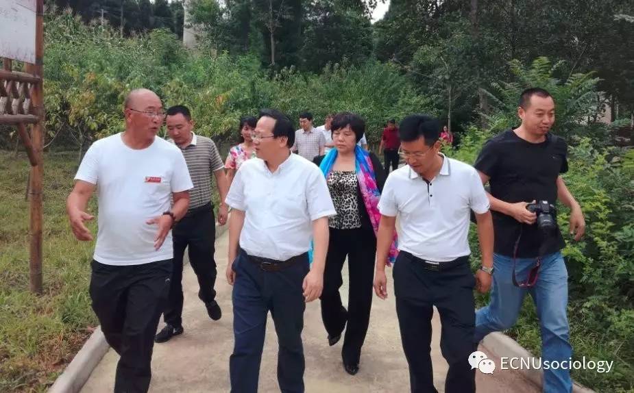 图为文军教授在四川农村社区调研记者:当前,一些地方