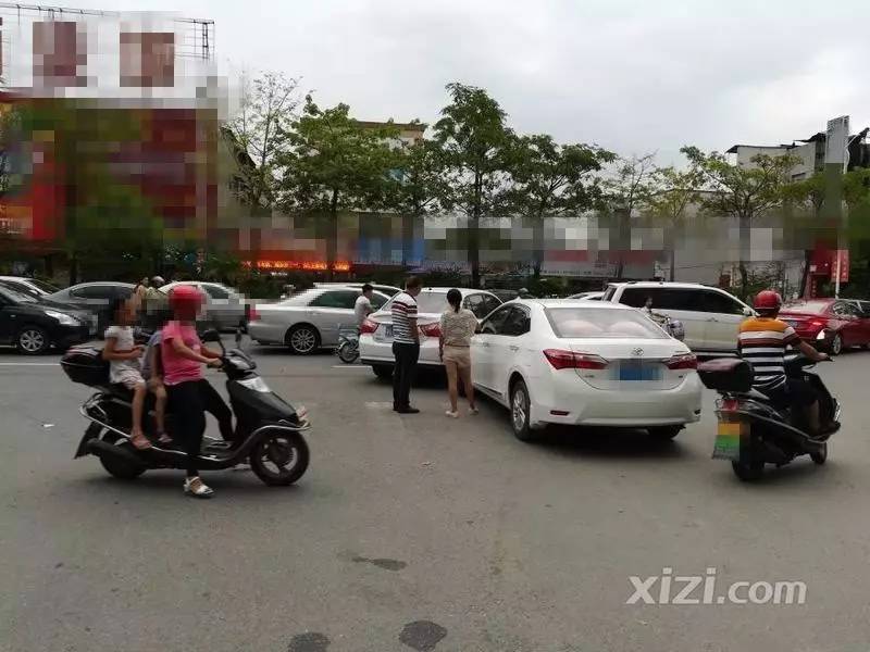 大岭三中路口发生一起车祸,引发这个路段严重塞车