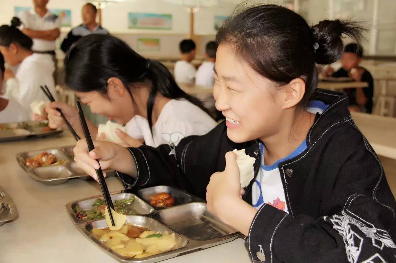 一切为了学生健康成长—平度市实验中学餐厅管理再上新台阶