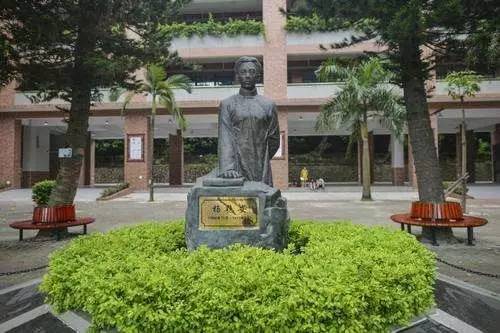 杨匏安纪念学校的原名是北山小学,光是听名字就知道是坐落在北山的一