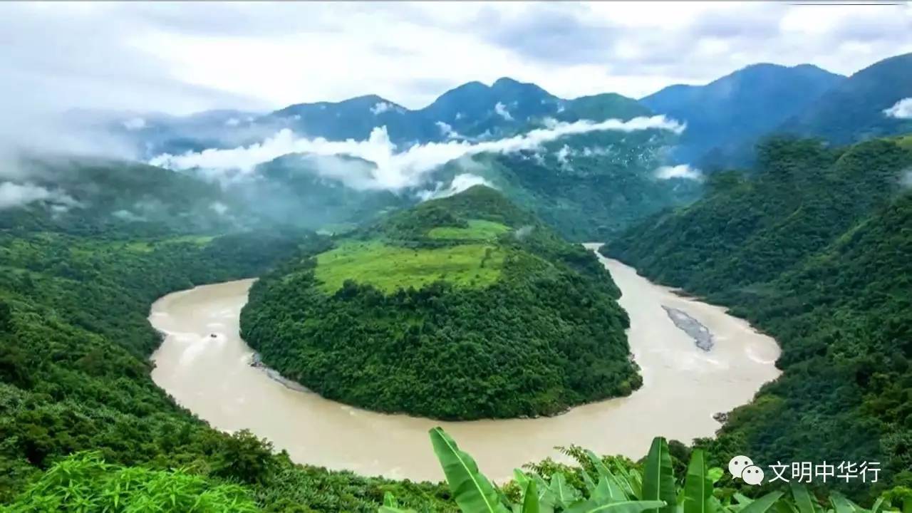 仁青崩寺是墨脱县修建最早和规模最大的寺庙,寺庙为石木结构三层楼