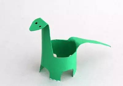 准备材料:纸筒,剪刀,颜料,笔,卡纸,胶水废弃的卷纸芯,diy可爱的小恐龙